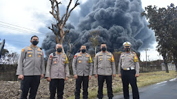 Kapolda Jawa Barat Didampingi Kapolres Indramayu Tinjau Langsung Proses Pemadaman Tangki Gasoline Yang Terbakar