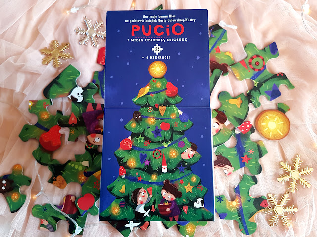 Wieczór gwiazdkowy na placu budowy - Idą święta. O Bożym Narodzeniu, Mikołaju i tradycjach świątecznch na świecie - Puzzle Pucio i Misia ubierają choinkę - Nasza Księgarnia - książeczki dla dzieci