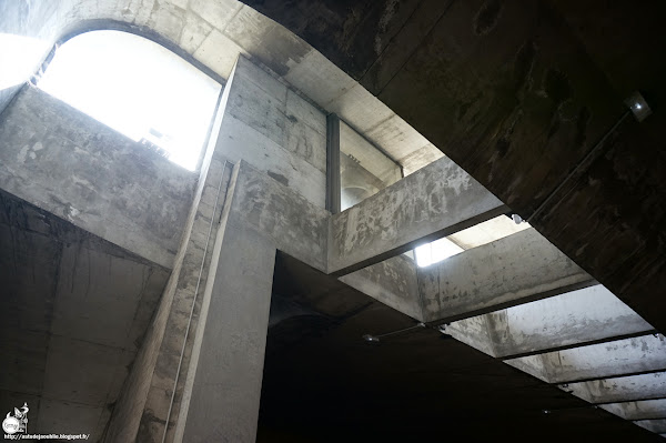 Nevers - Eglise Sainte-Bernadette du Banlay, Part. 2<br /> Architectes: Claude Parent, Paul Virilio (Architecture Principe)<br /> Avec Odette Ducarre (maquette des vitraux), Morice Lipsi (Mobilier) Construction: 1963 - 1966