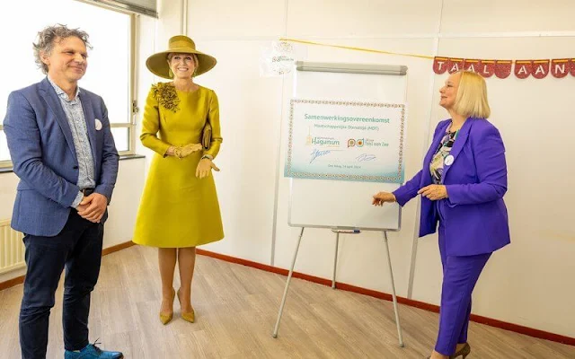 Queen Maxima wore a mustart yellow satin dress by Natan. The Taal aan Zee foundation gives Dutch language lessons