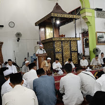 Gubernur Al Haris dan Mashuri Sholat Tarawih Bersama di Masjid Agung Al-Mubarok