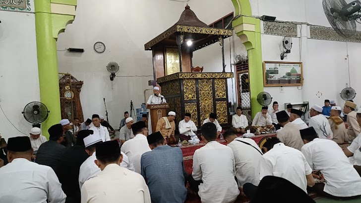 Gubernur Al Haris dan Mashuri Sholat Tarawih Bersama di Masjid Agung Al-Mubarok