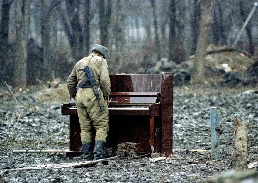 30 of the most powerful images ever - A Russian soldier playing an abandoned piano in Chechnya in 1994