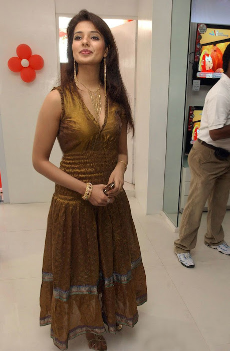 saloni in golden dress photo gallery