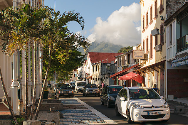 Une rue de Saint-Pierre avec la montagne Pelée à l'arrière-plan