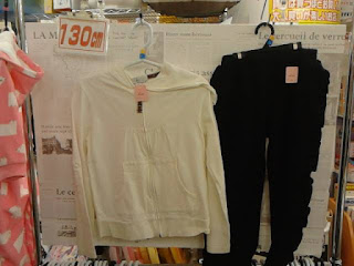 中古品　子供服　１３０㎝　組曲　ホワイト　長袖アウター　３９０円　ブラック　ロングパンツ　１９０円