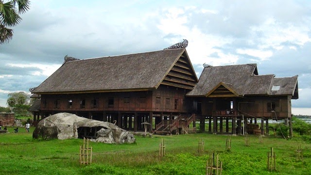 Rumah adat sulawesi Saroja / Sallasa