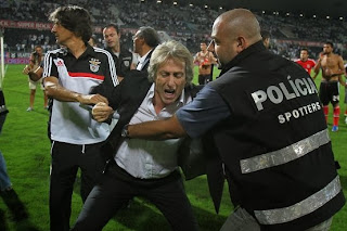 Policia recolhe relógio de Jorge Jesus durante a confusão (video)