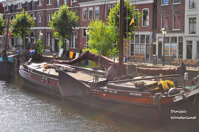 House boat along Rotterdam Canal