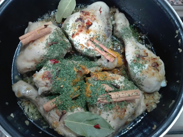 En la imagen vemos el pollo andalusí en la sartén al que le hemos incluido las especias(curry, canela, clavos de olor y guindilla)