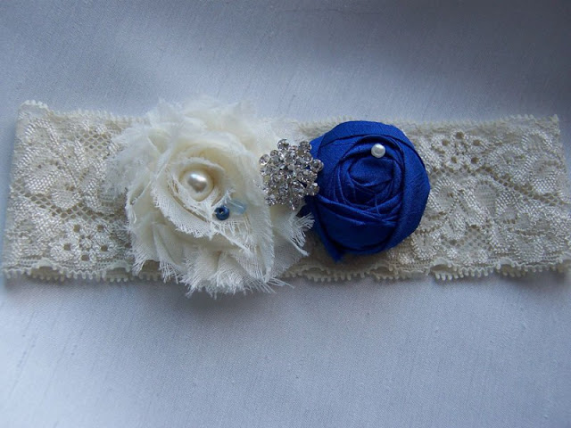 stunning-wedding-garter-ideas-white-and-blue-roses-with-pearl