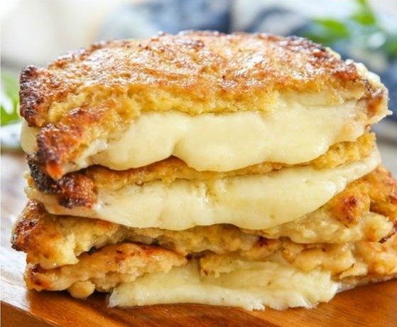 CAULIFLOWER CRUSTED GRILLED CHEESE SANDWICHES #Sandwiches #LowCarb