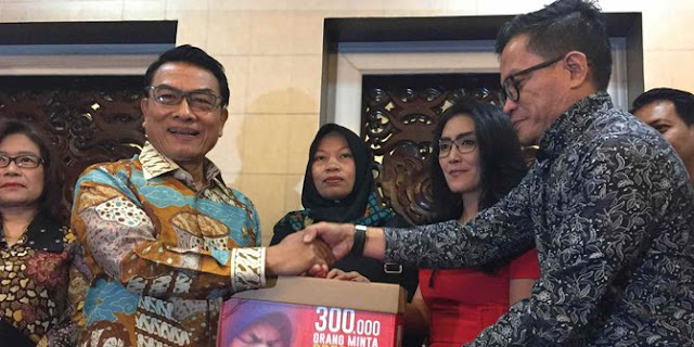 Baiq Nuril Serahkan Surat Permohonan Kepada Staf Kepresidenan Moeldoko Kepada Presiden Joko Widodo