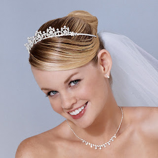 2. Elegant Wedding Hairstyles For Short Hair