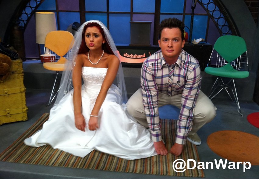 Ariana Grande En un vestido de novia en el set de iCarly