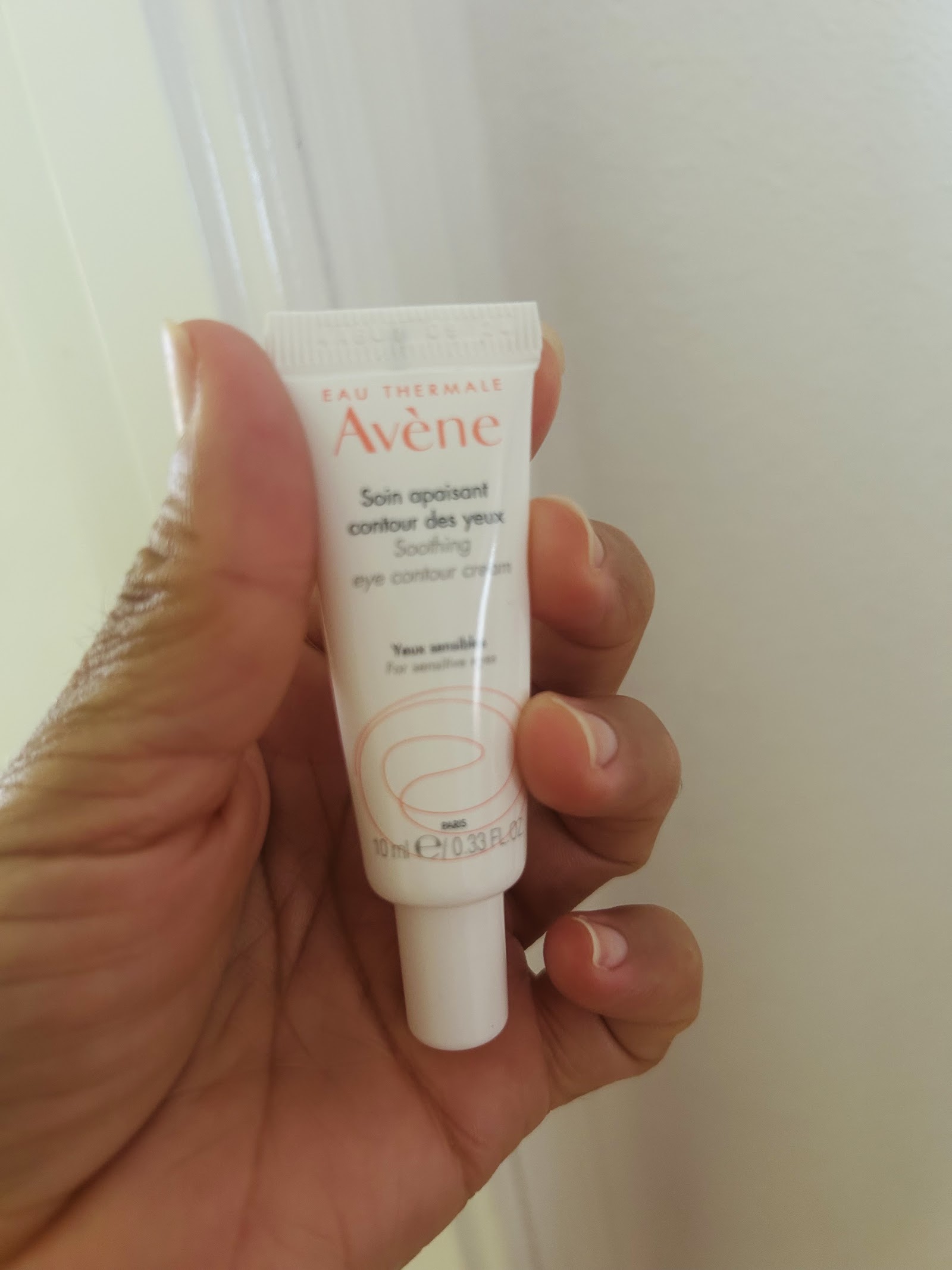 Testei o contorno dos olhos da Avène para pele sensível: minha experiência real após uma crise alérgica