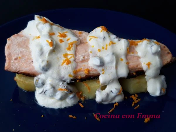 Salmón con aderezo de yogur griego