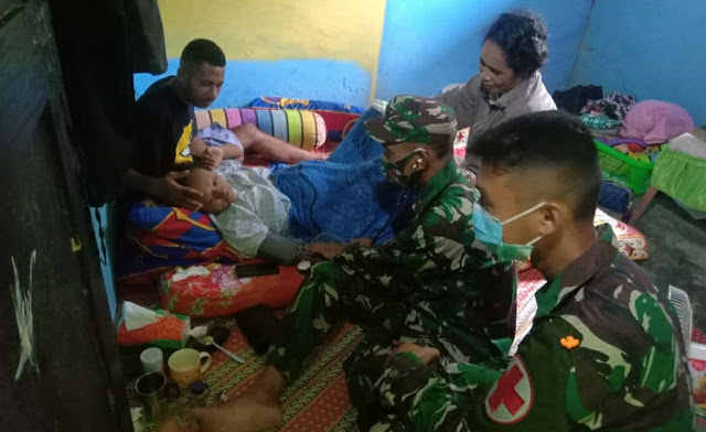 Satgas TNI Pamtas Yonif 403/WP Bantu Evakuasi Warga yang akan Melahirkan di Keerom Papua