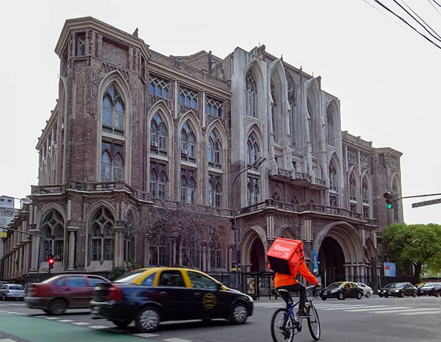 El edificio de la facultad de ingenieria-sede las Hedras-