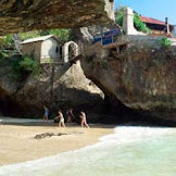 Menikmati Indahnya Pantai Suluban Uluwatu Bali