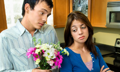 7 Tips to Confess Your Feelings to Her,man gave woman flower apologizing