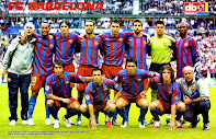 F. C. BARCELONA - Barcelona, España - Temporada 2005-06 - Corbella (utillero), Ronaldinho, Edmilson, Márquez, Van Bommel, Oleguer, Víctor Valdés y Eto'o; Van Bronckorst, Giuly, Deco, Puyol y Ángel Mur (masajista) - F. C. BARCELONA 2 (Eto'o y Belletti), ARSENAL 1 (Sol Campbell) - 17/05/2006 - UEFA Champions League, Final - París (Francia), Stade de France - El BARCELONA gana su 2ª Copa de Europa