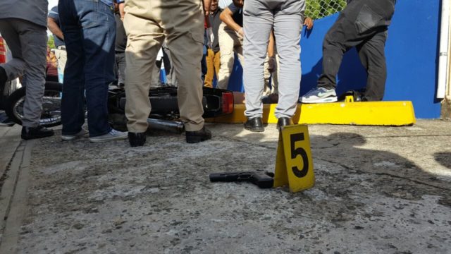 Hombre ultimado frente al Colegio Montessori iba a asaltar empleada cuando desconocido le disparó