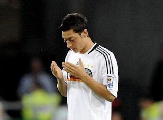 Foto Ozil melafalkan Qur'an