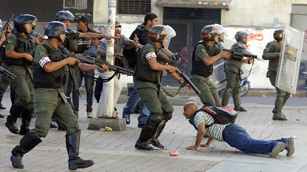 Image result for un guardia nacional masacrando a un estudiante venezolano.