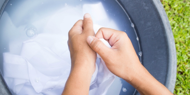 3 Cara  Hilangkan Noda  Kuning  Pada  Lengan Dengan Mencuci Baju 