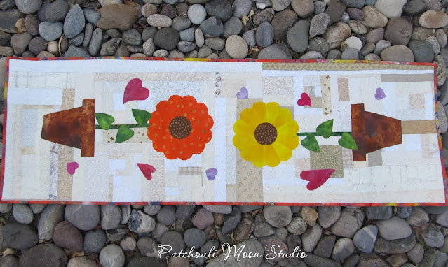 Table Runner Dresden Plate sunflowers in pots on Scrappy background with scattered applique hearts