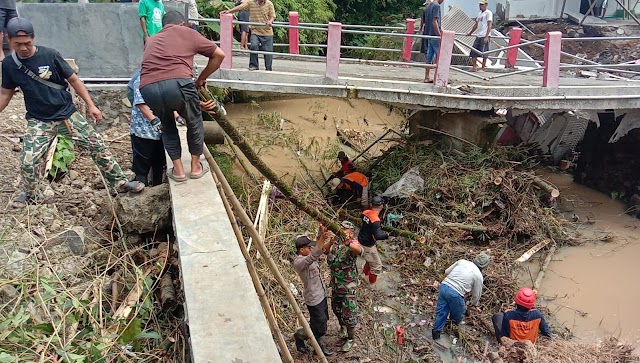 Bantu Warga desa Bulu, Babinsa Koramil 03 Bulu bersinergi bersihkan sampah di Jembatan dukuh Gempeng.