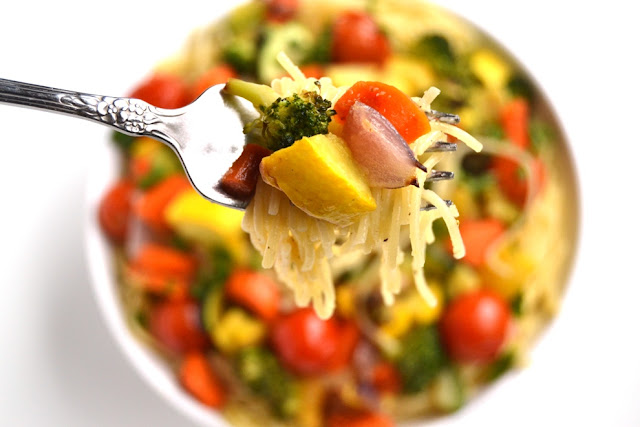 Lemon Garlic Roasted Vegetable Pasta is a light and flavorful dish packed with your favorite roasted vegetables that is perfect for any dinner party! www.nutritionistreviews.com