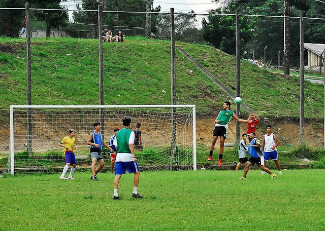 Escolinhas de futebol são mais uma opção oferecida no contra turno escolar