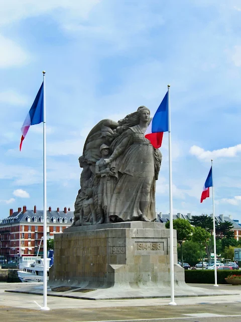 View of the sculptures on the Monument aux Morts in Le Havre