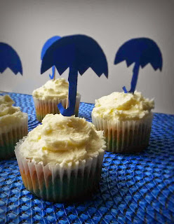 Regen Cupcakes: Vanille Cupcakes mit Marshmalows Fluff Buttercreme dekoriert