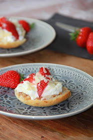 Paasstol met griekse yoghurt, aardbeien en amandelschaafsel - www.desmaakvancecile.com