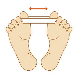 外反母趾の改善に有効な外反母趾体操（ホーマン体操）を行っているイラスト