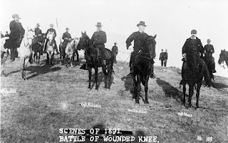 Oficiales en Wounded Knee (el de la izq. Buffalo Bill)