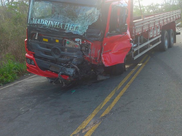 Caminhão envolvido na batida com um carro na BA-142, na Bahia (Foto: Kléber Medrado/ Blog do Anderson)