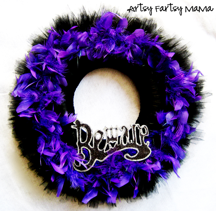 Halloween Wreath at artsyfartsymama.com #Halloween #wreath