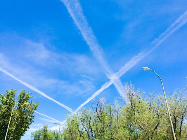 Cuando el viento juega con las estelas de los aviones