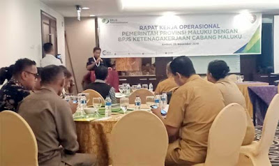 Ambon, Malukupost.com - Badan Penyelenggara Jaminan Sosial (BPJS) Ketenagakerjaan Cabang Maluku ingin membangun atau bersinergi dengan Pemerintah Provinsi (Pemprov) Maluku untuk menyejahterakan warga masyarakat Maluku dengan dilakukannya rapat kerja (Raker) hari ini. "Rapat Kerja yang kita laksanakan sekarang ini dengan menghadirkan pemerintah Provinsi Maluku maupun kabupaten dan kota hari ini, tujuannya hanya satu yakni BPJS-Ketenagakerjaan ingin membangun sinergi," kata Kepala Kantor BPJS Ketenagakerjaan Cabang Maluku Alias Muin saat menyampaikan sambutan pada acara Rapat Kerja Operasional Pemerintah Provinsi Maluku dengan BPJS Ketenagakerjaan Cabang Maluku yang berlangsung di Ambon, Senin (26/11).