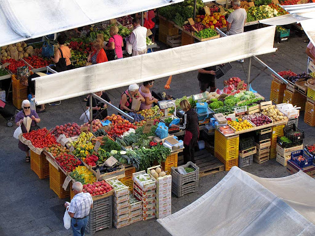 Mercato all'aperto, frutta e verdura, Livorno