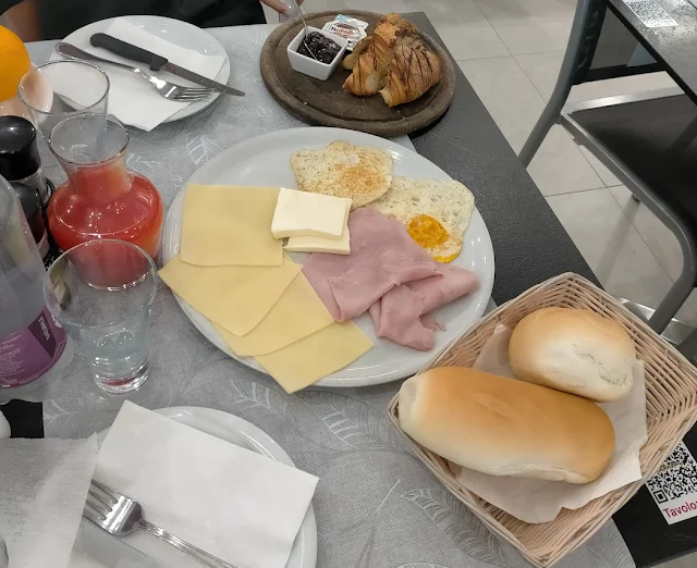 ベネツィア　ピザ屋さんの朝食