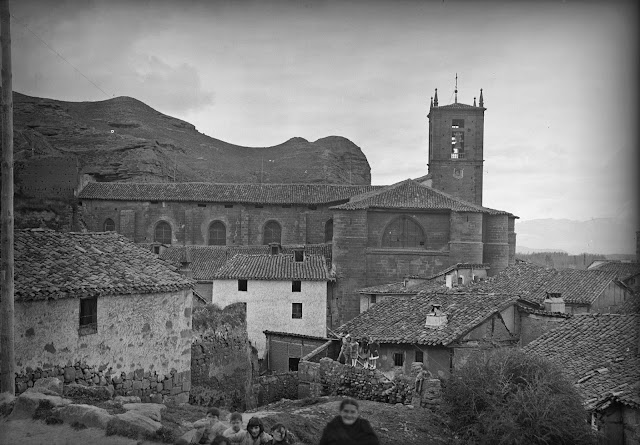 Santa María La Real. Nájera, año 1932. (Foto Marburg). Fotografía realizada desde la Subida al Alcázar. Se aprecia la pared lateral de la derruida Ermita del Cristo del Humilladero