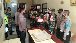 HUT Bhayangkara ke -76, TNI Bawa kue Tart ke Mako Polsek Karangampel