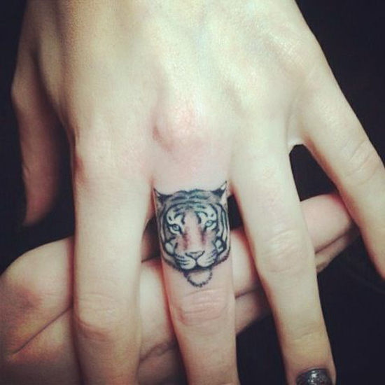  Adorable, Tiny Finger Tattoos for Girls Who Love Ink