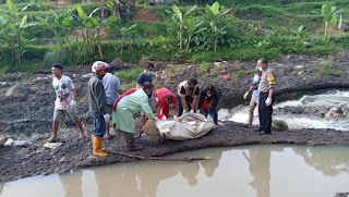 Ditemukan Mayat Perempuan Setengah Telanjang di Sungai Paras Malang