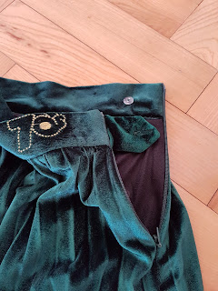 www.zaful.com/velvet-pleated-midi-skirt-p_232447.html?lkid=27844